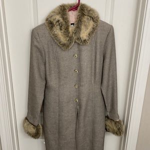 Farouche tweed pant suit size 6, removable faux fur cuff and collar